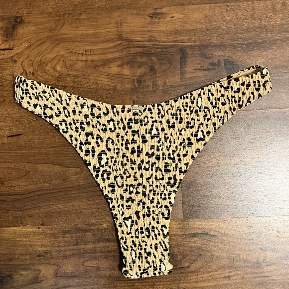 🎁4 for $50🎁 Hollister animal print cheetah cheeky smoked bikini size Large - Picture 2 of 7